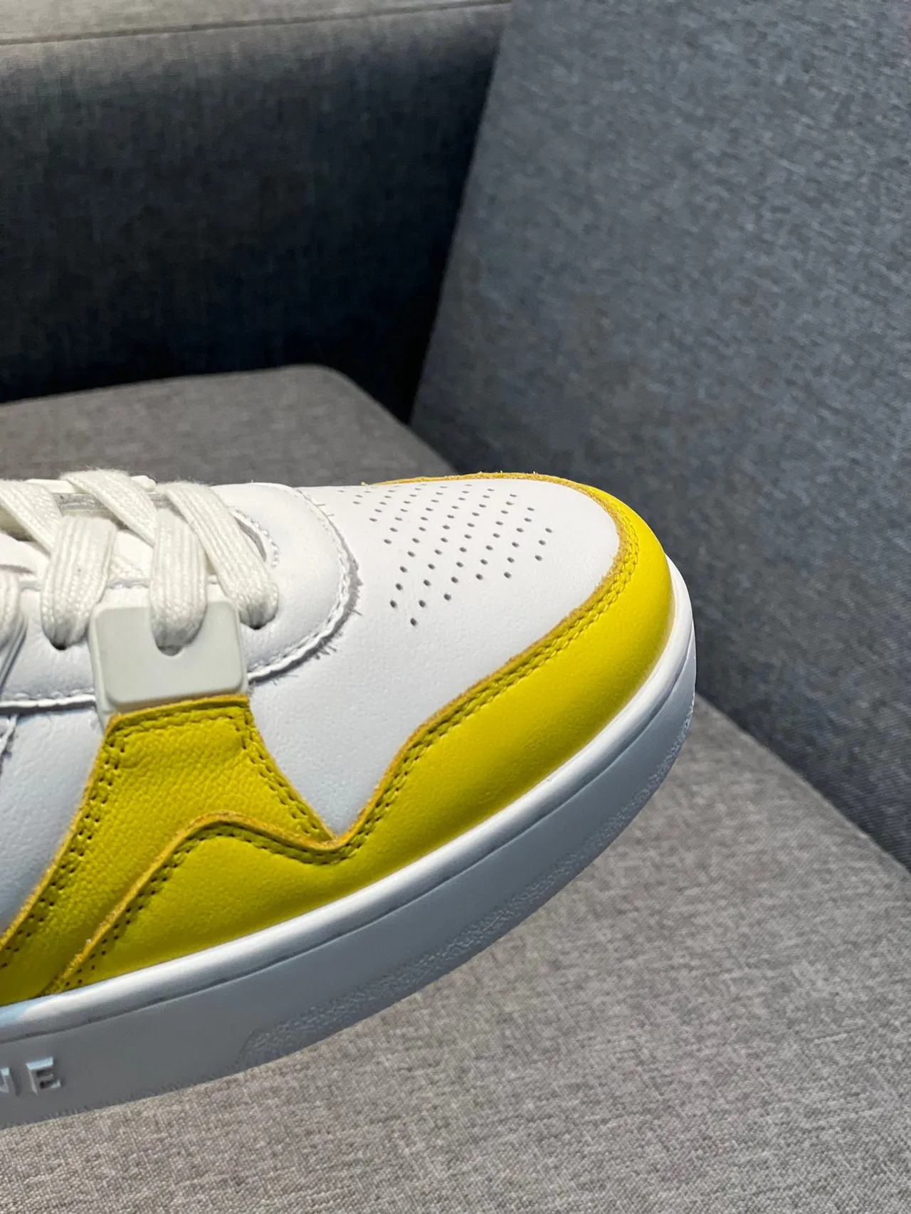 Celine CT-01 Baskets lifestyle jaune et blanc 3