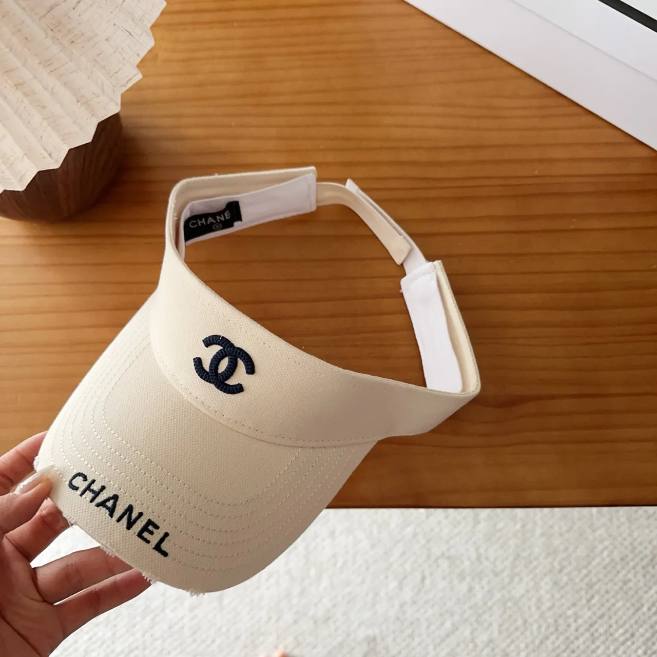 Chanel Beige Noir Logo Brodé Bord Structuré Casquette de Baseball 4