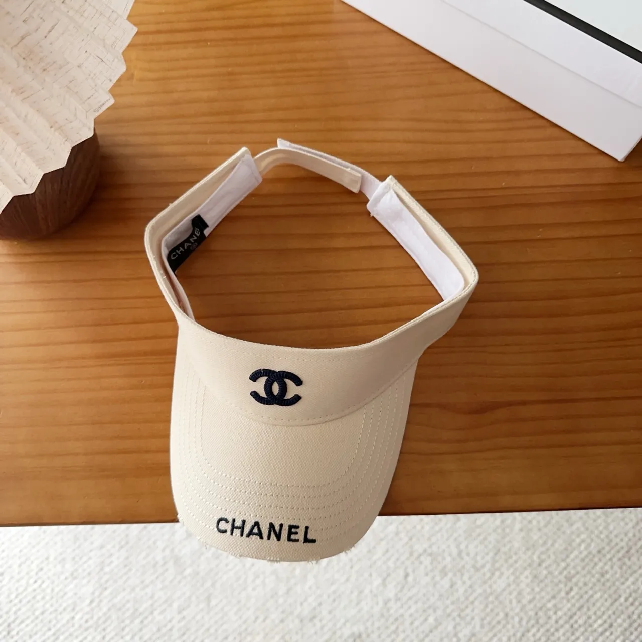 Chanel Beige Noir Logo Brodé Bord Structuré Casquette de Baseball 5