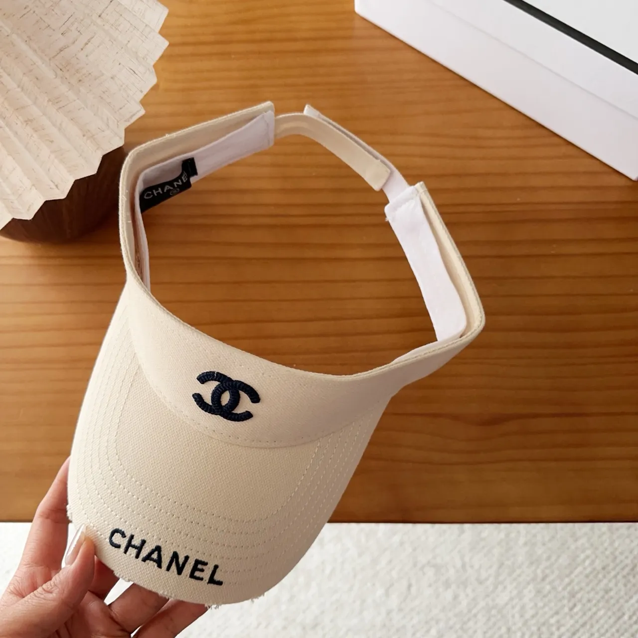 Chanel Beige Noir Logo Brodé Bord Structuré Casquette de Baseball 6