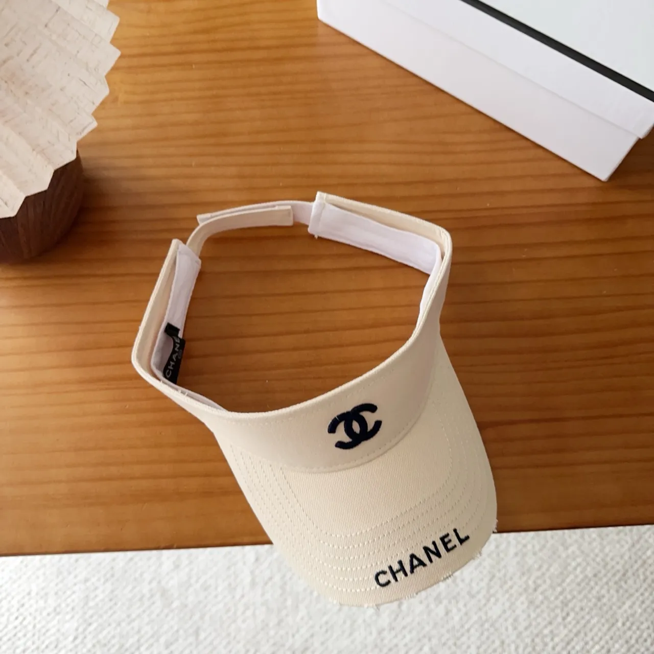 Chanel Beige Noir Logo Brodé Bord Structuré Casquette de Baseball 7
