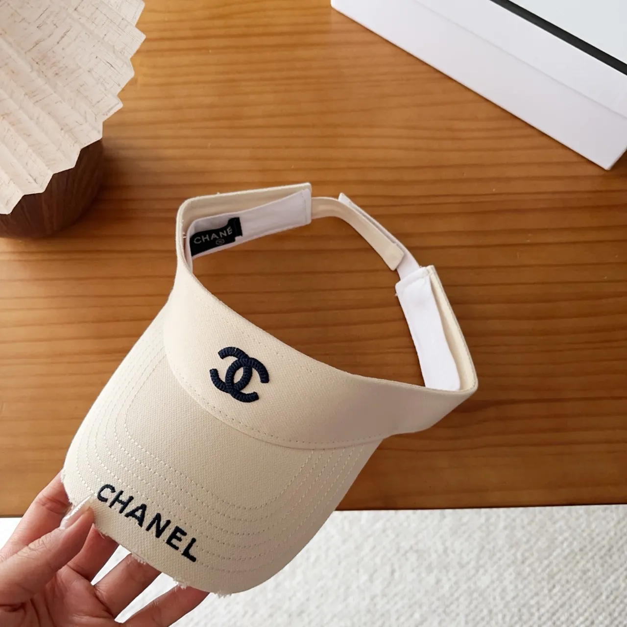 Chanel Beige Noir Logo Brodé Bord Structuré Casquette de Baseball 8
