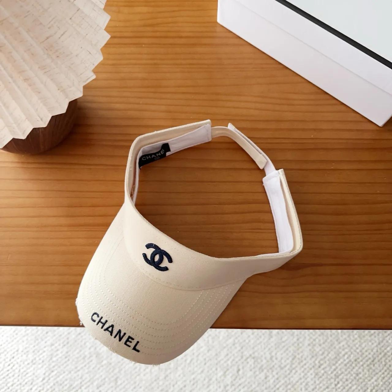Chanel Beige Noir Logo Brodé Bord Structuré Casquette de Baseball 9