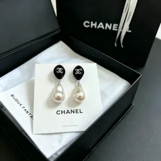 Chanel बिजौ फैंटासी काला एनामेल और बारोक पर्ल ड्रॉप ईयरिंग्स