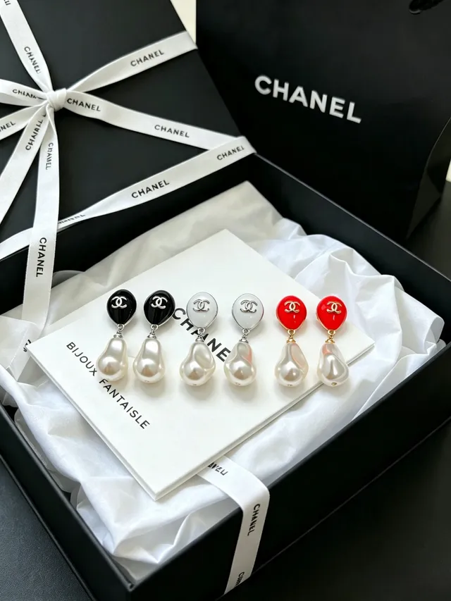 Chanel Bijoux Fantaisie Black Enamel and Baroque Pearl Drop Earrings 4