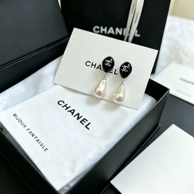Chanel Bijoux Fantaisie Black Enamel and Baroque Pearl Drop Earrings 5
