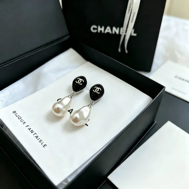 Chanel Bijoux Fantaisie Black Enamel and Baroque Pearl Drop Earrings 6
