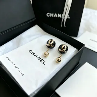 Chanel Bijoux Fantaisie काले इनेमेल और गोल्ड-टोन CC Logo ड्रॉप ईयररिंग्स