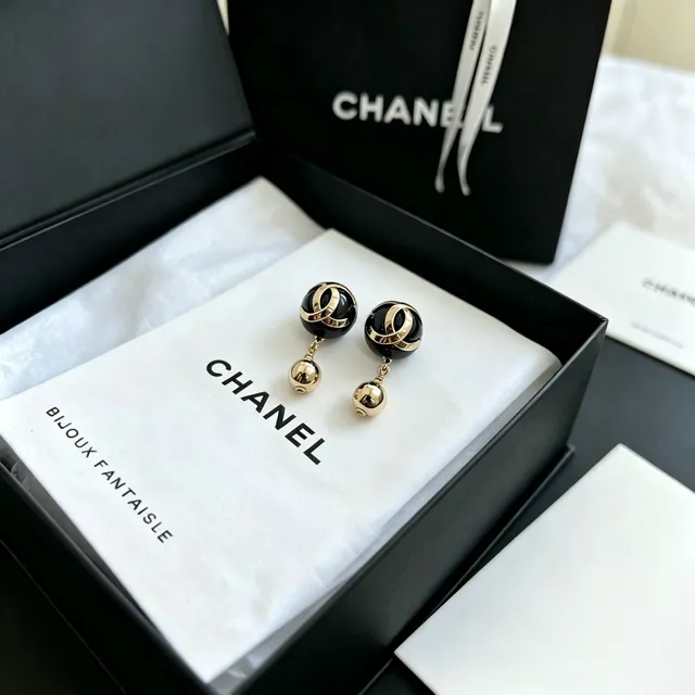 Chanel Bijoux Fantaisie émail noir et doré CC Logo boucles d'oreilles pendantes 4