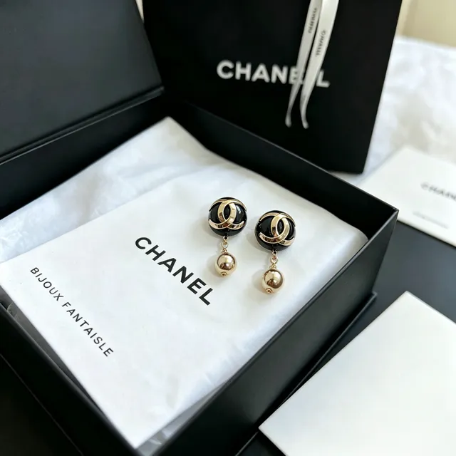 Chanel Bijoux Fantaisie émail noir et doré CC Logo boucles d'oreilles pendantes 5