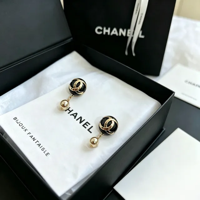 Chanel Bijoux Fantaisie émail noir et doré CC Logo boucles d'oreilles pendantes 6
