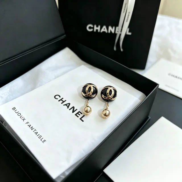 Chanel Bijoux Fantaisie émail noir et doré CC Logo boucles d'oreilles pendantes 7