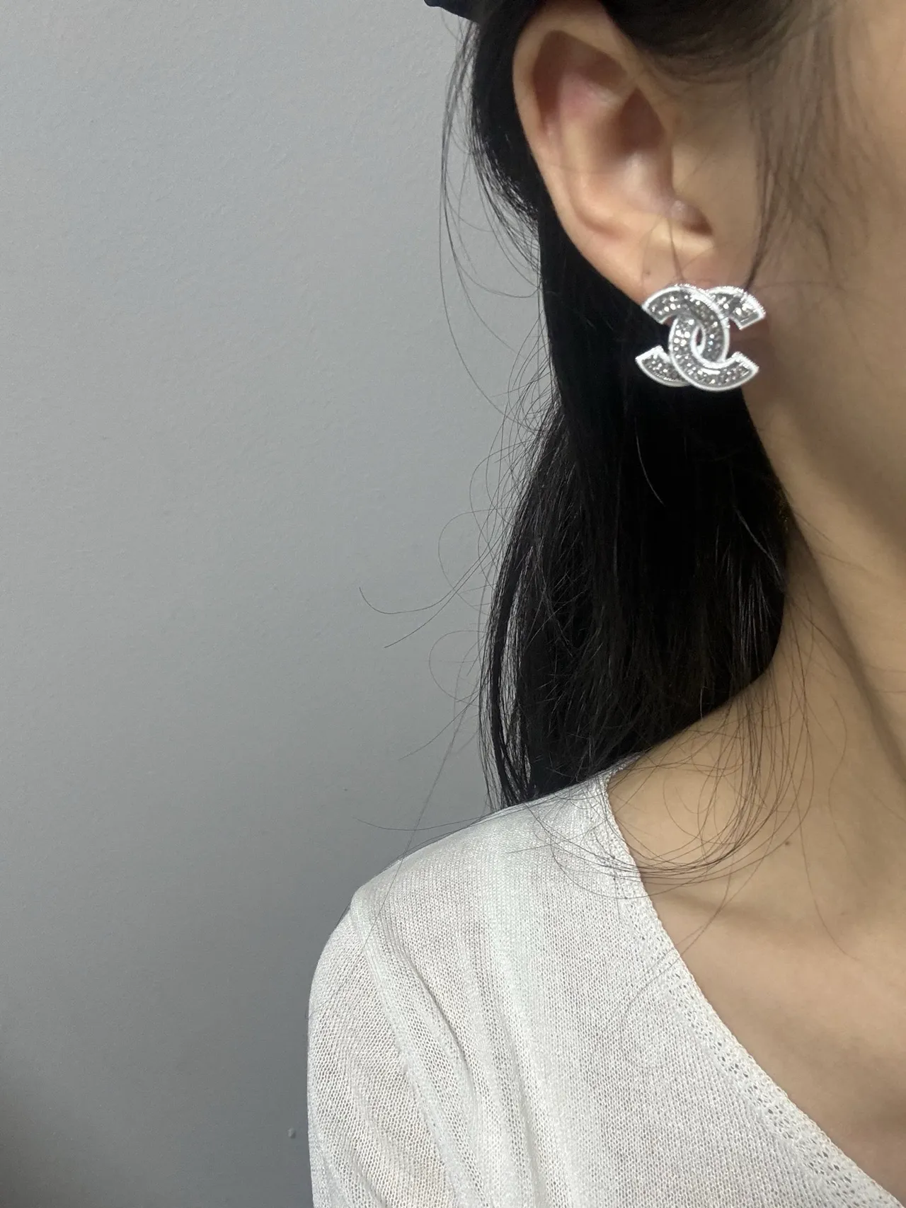 Chanel Bijoux Fantaisie Argent Blanc Crystal-Pavé Entrelacé CC Logo Boucles d'oreilles 2