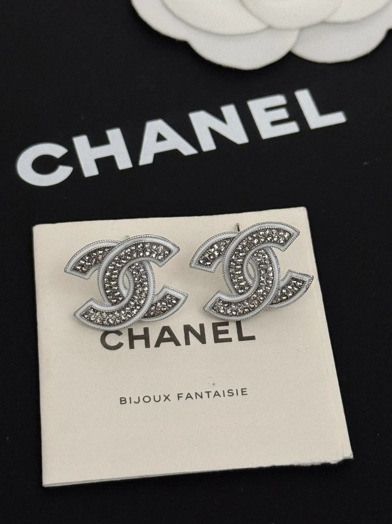 Chanel Bijoux Fantaisie Argent Blanc Crystal-Pavé Entrelacé CC Logo Boucles d'oreilles 3
