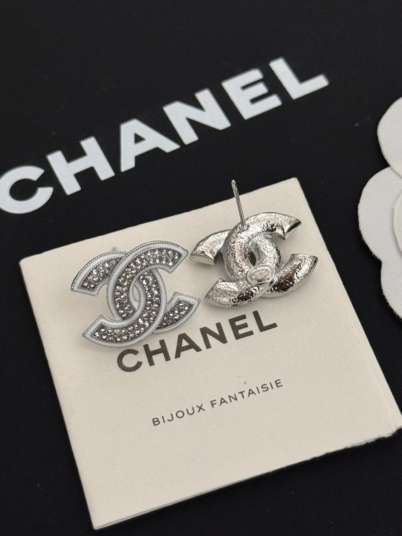 Chanel Bijoux Fantaisie Argent Blanc Crystal-Pavé Entrelacé CC Logo Boucles d'oreilles 4