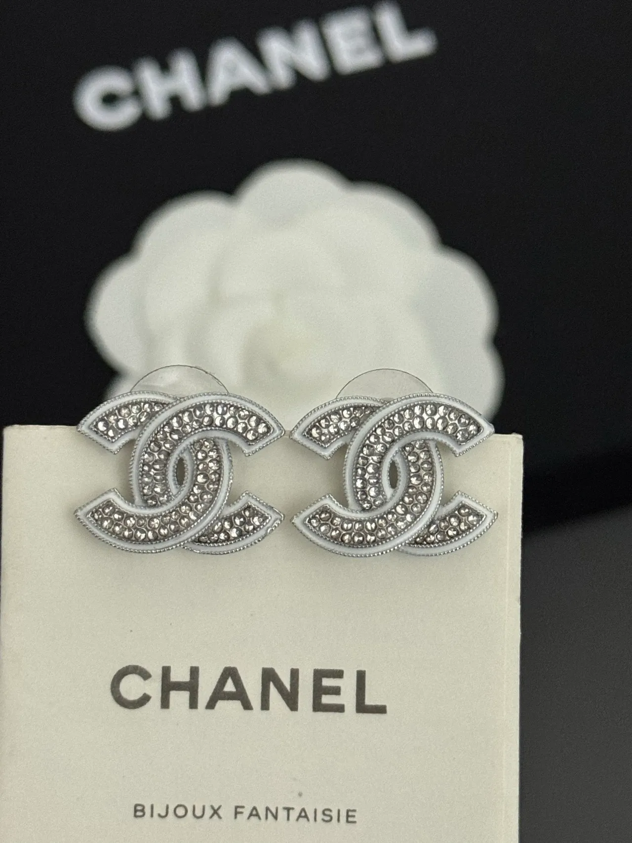 Chanel Bijoux Fantaisie Argent Blanc Crystal-Pavé Entrelacé CC Logo Boucles d'oreilles 5