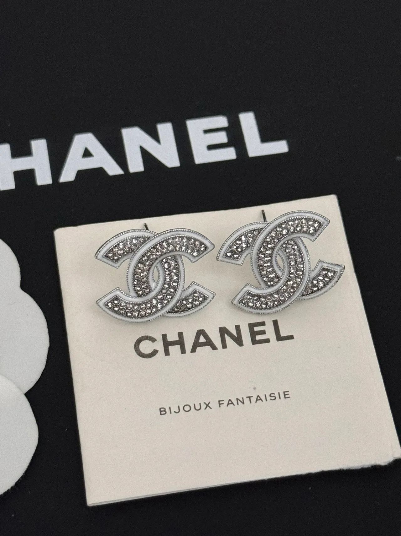 Chanel Bijoux Fantaisie Argent Blanc Crystal-Pavé Entrelacé CC Logo Boucles d'oreilles 6