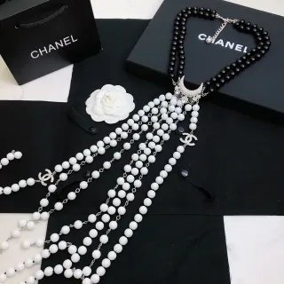 Chanel काला सफेद बहु-तार मणि-जड़ी हार
