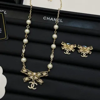 Chanel बो सोने का बेज पेंडेंट मोती-क्रिस्टल चेन हार