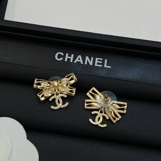 Chanel Bow Gold Beige Pendant Pearl-and-Crystal Chain Necklace 3