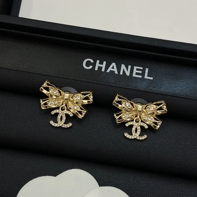 Chanel Bow Gold Beige Pendant Pearl-and-Crystal Chain Necklace 4
