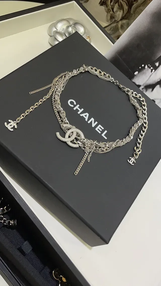 Chanel Camellia e CC Logo Collection Broche de metal prata branco com cristais incrustados 3