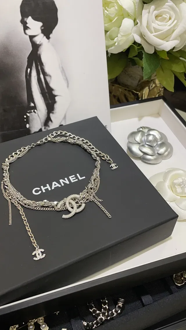 Chanel Camellia e CC Logo Collection Broche de metal prata branco com cristais incrustados 4