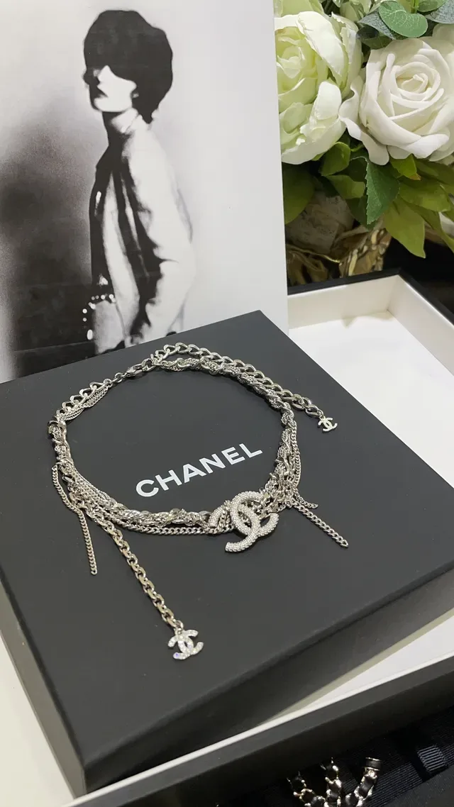 Chanel Camellia e CC Logo Collection Broche de metal prata branco com cristais incrustados 5