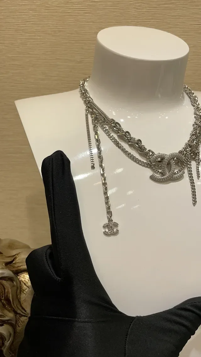 Chanel Camellia e CC Logo Collection Broche de metal prata branco com cristais incrustados 6