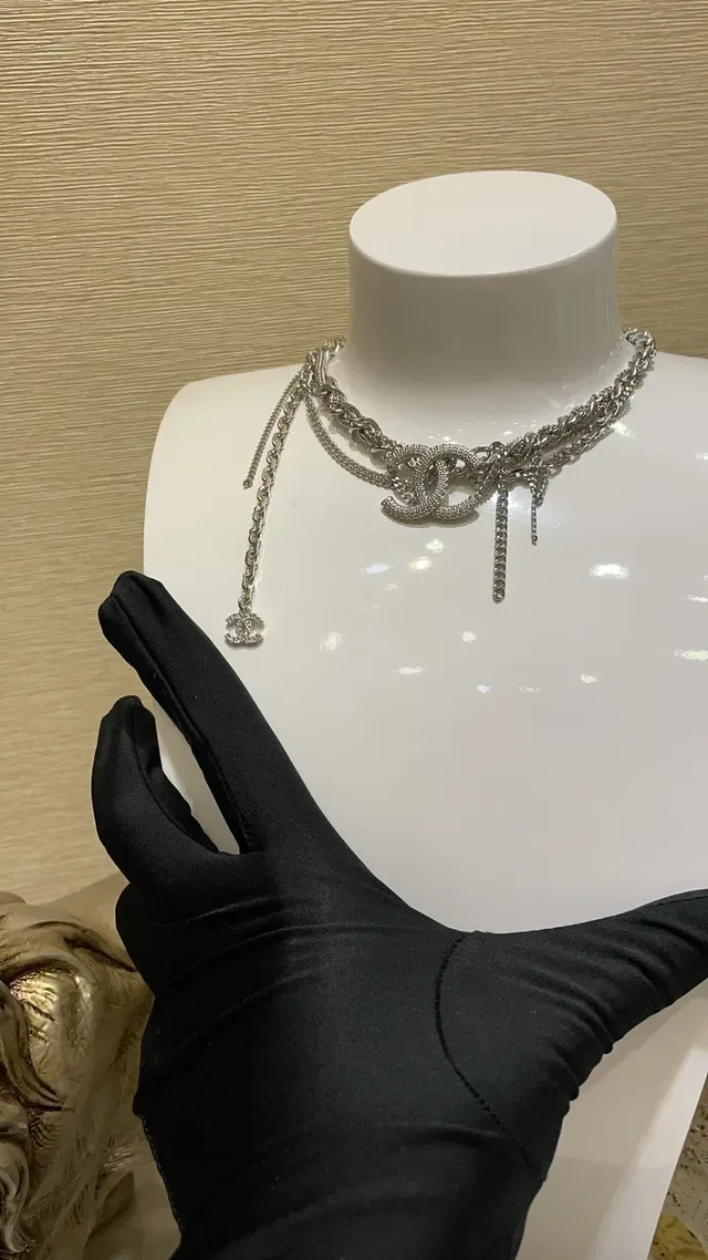 Chanel Camellia e CC Logo Collection Broche de metal prata branco com cristais incrustados 7