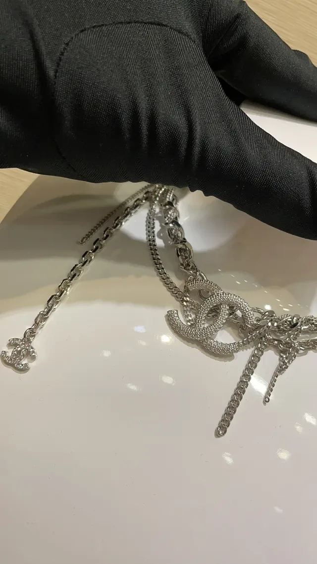 Chanel Camellia e CC Logo Collection Broche de metal prata branco com cristais incrustados 8