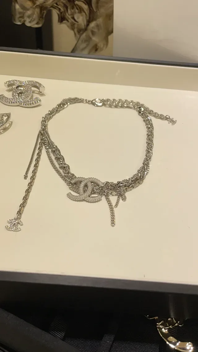 Chanel Camellia e CC Logo Collection Broche de metal prata branco com cristais incrustados 9