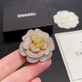 Chanel ক্যামেলিয়া পেভ ক্রিস্টাল এবং টু-টোন মেটাল ব্রোচ