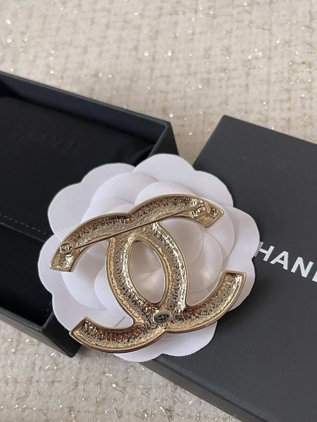 Broche Chanel CC Doré Pavé Cristal 3