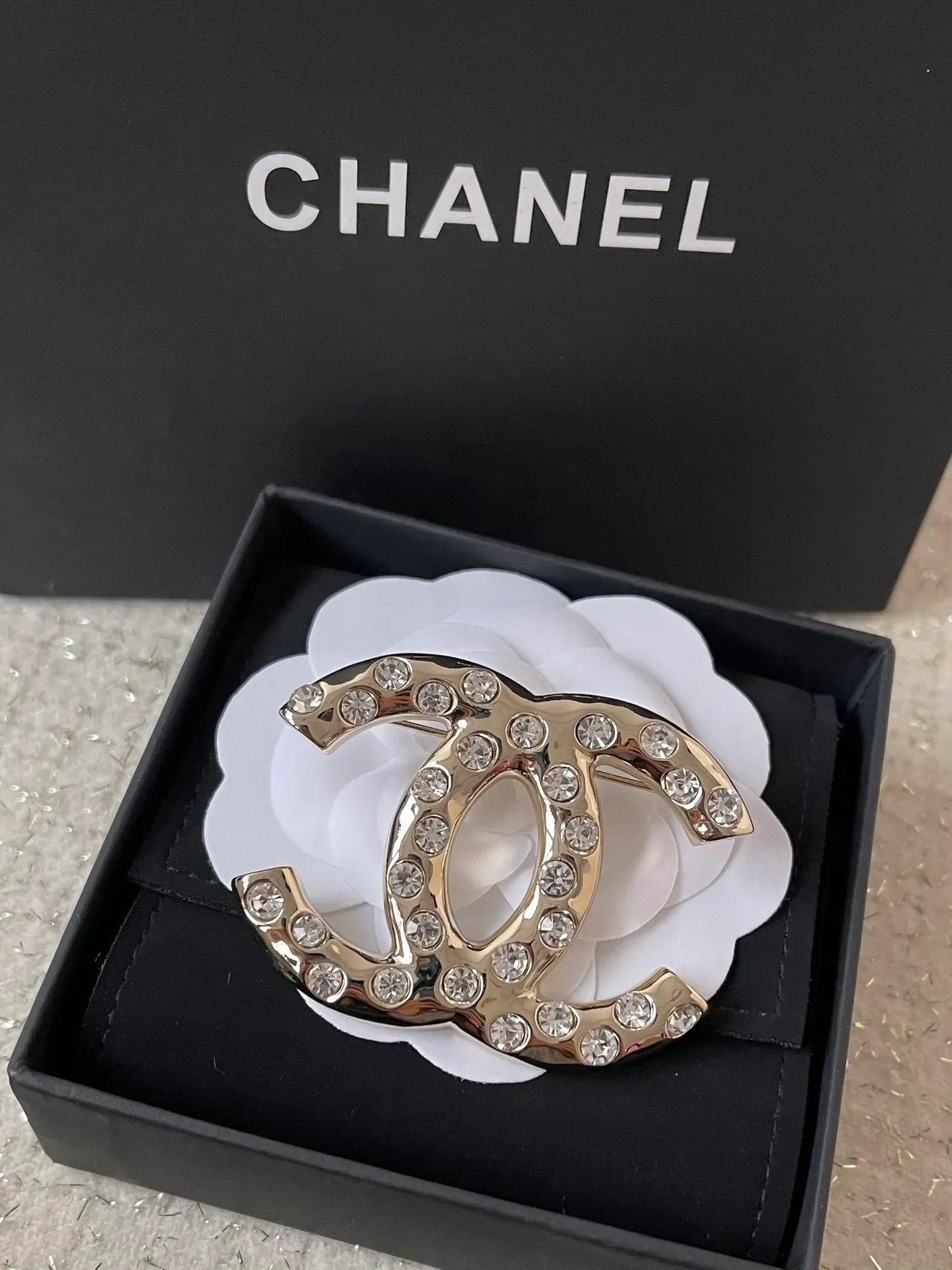 Broche Chanel CC Doré Pavé Cristal 4