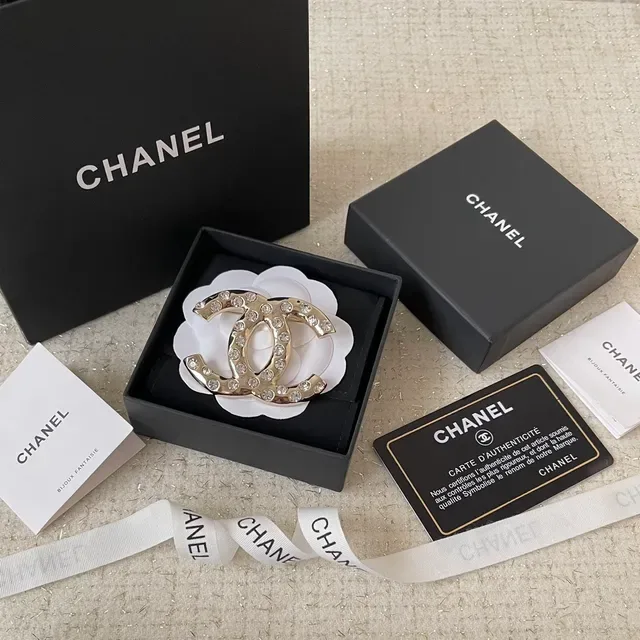 Broche Chanel CC Doré Pavé Cristal 6