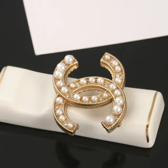Chanel CC Broche dorée perles et cristaux embellished 3