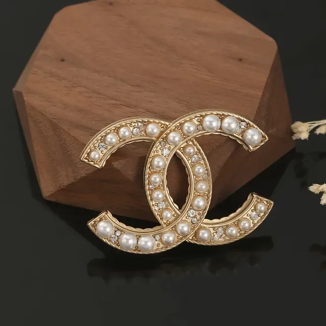 Chanel CC Broche dorée perles et cristaux embellished 5