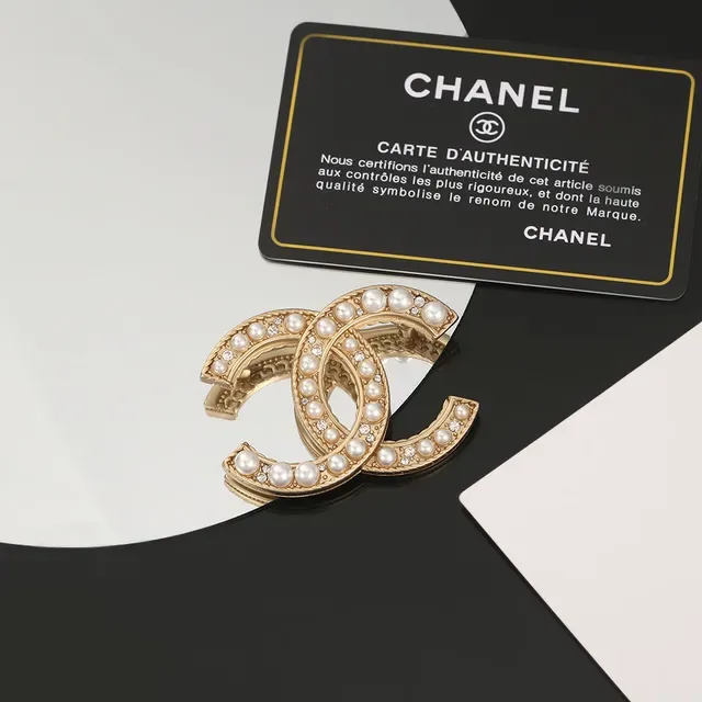 Chanel CC Broche dorée perles et cristaux embellished 8