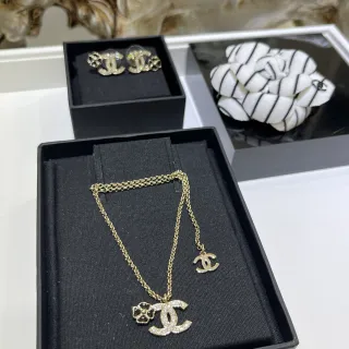 Chanel CC Camellia Crystal और Enamel Necklace