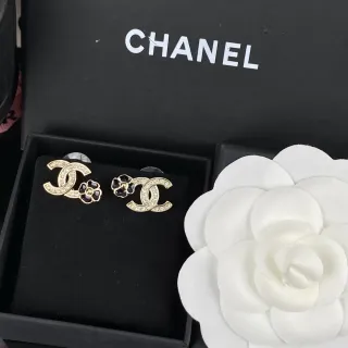 香奈儿 CC Camellia Pavé Crystal 和黑色搪瓷耳钉
