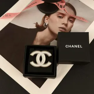 Chanel CC Logo Broche de Esmalte