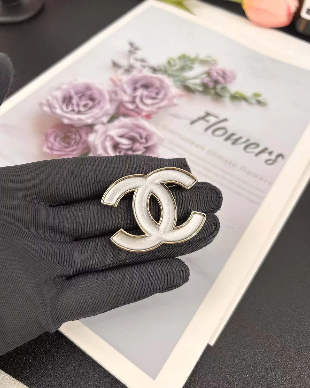 Chanel CC Logo Broche de Esmalte 5
