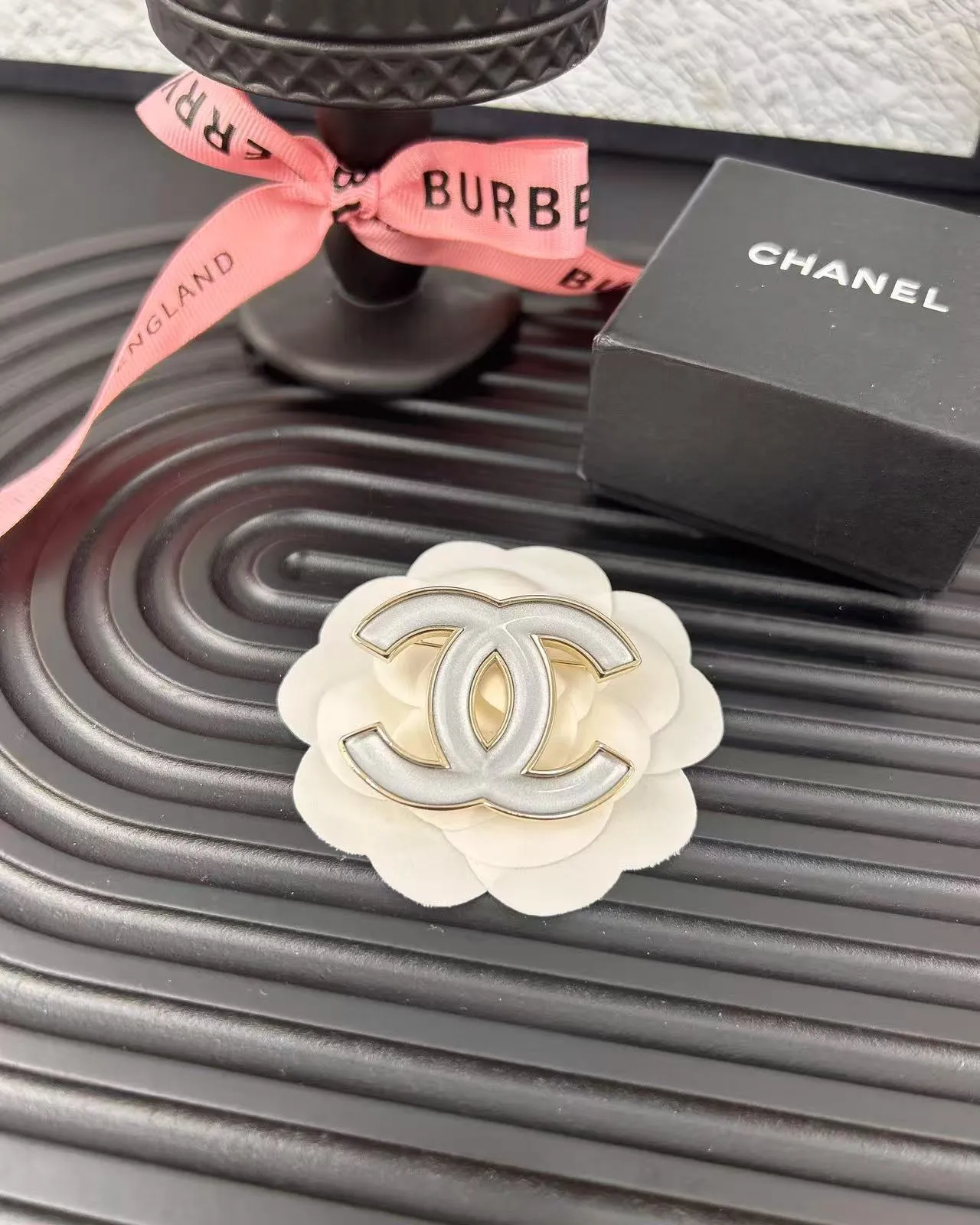 Chanel CC Logo Broche de Esmalte 6