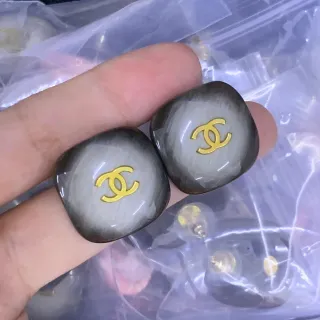 Chanel CC Logo ग्रेडिएंट ग्रे और गोल्ड स्टड ईयरिंग्स