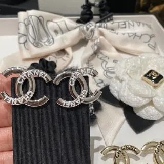 Chanel CC Logo चांदी सफेद इंटर्लॉकिंग खोदी हुई ब्रांड नाम ईयररिंग्स