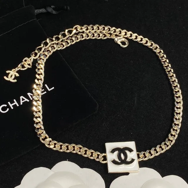 Chanel CC Collier Pendentif Doré Blanc et Noir Émaillé Colliers 2