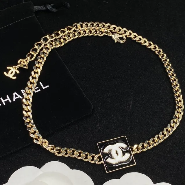 Chanel CC Collier Pendentif Doré Blanc et Noir Émaillé Colliers 3