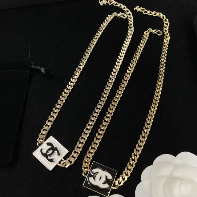 Chanel CC Collier Pendentif Doré Blanc et Noir Émaillé Colliers 4