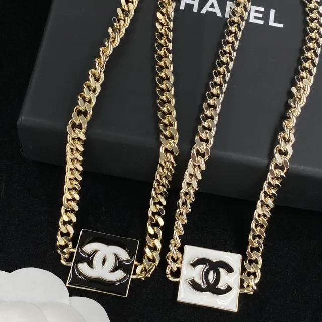 Chanel CC Collier Pendentif Doré Blanc et Noir Émaillé Colliers 5